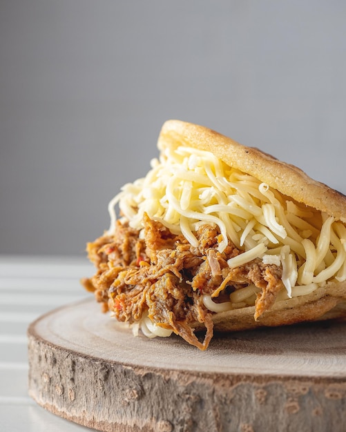 primer-plano-vertical-plato-venezolano-carne-mechada-arepa_665346-87491